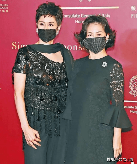 黑色|何超琼的“女掌门气质”太高级，穿一袭小黑裙，也能惊艳又气派