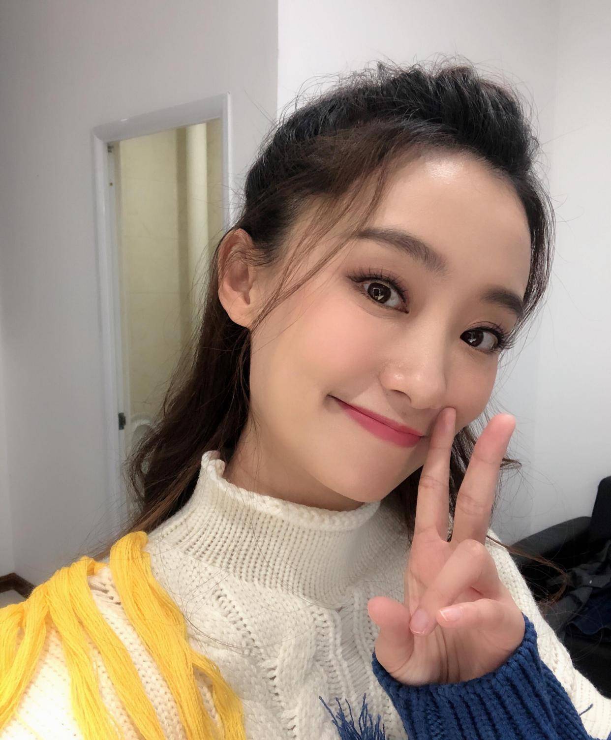 商务|张小斐改签新公司，贾玲的“放手”，揭开娱乐圈“姐妹情”的真相