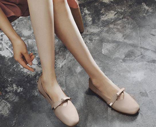 漂亮|立秋了,四五十岁女人多穿这种鞋,舒适漂亮两不误,穿鞋必备哦