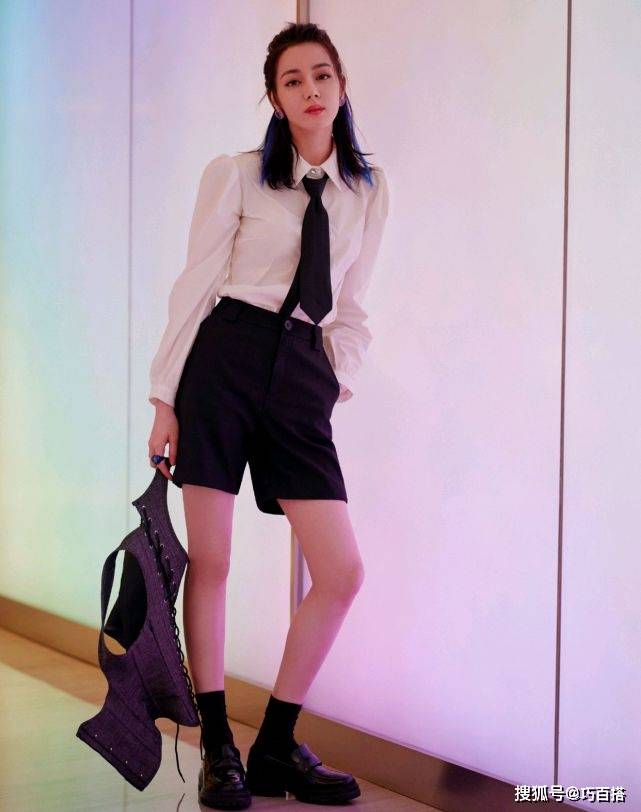 运动服|迪丽热巴私服穿搭新鲜出炉,穿绿色运动装元气清新,太接地气了!