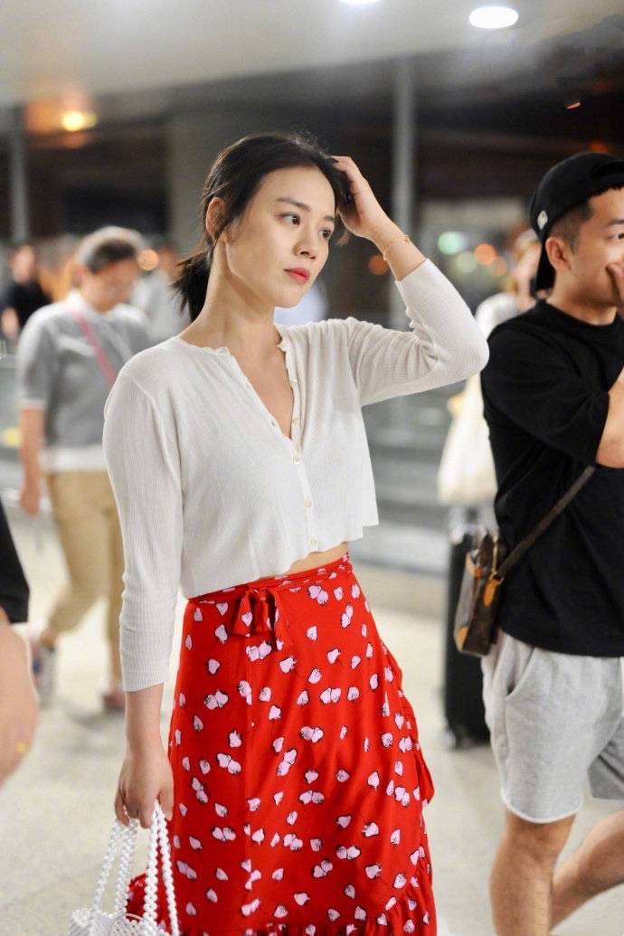 小个|马思纯瘦了真好看,白色针织衫搭小红裙,温柔初恋女神令人心动