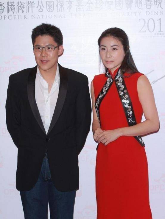 魅力|郭晶晶与婆婆站在一起时，感觉还挺开心的，戴着口罩也挡不住幸福