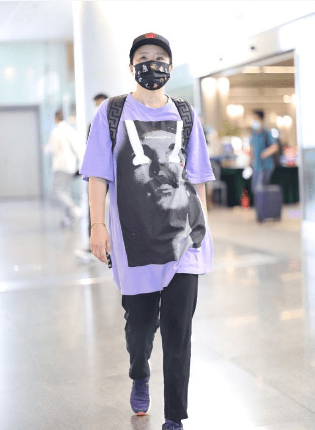 设计|龚琳娜新造型突破真大，穿男友T恤大走嘻哈风，阿姨辈真会赶潮流