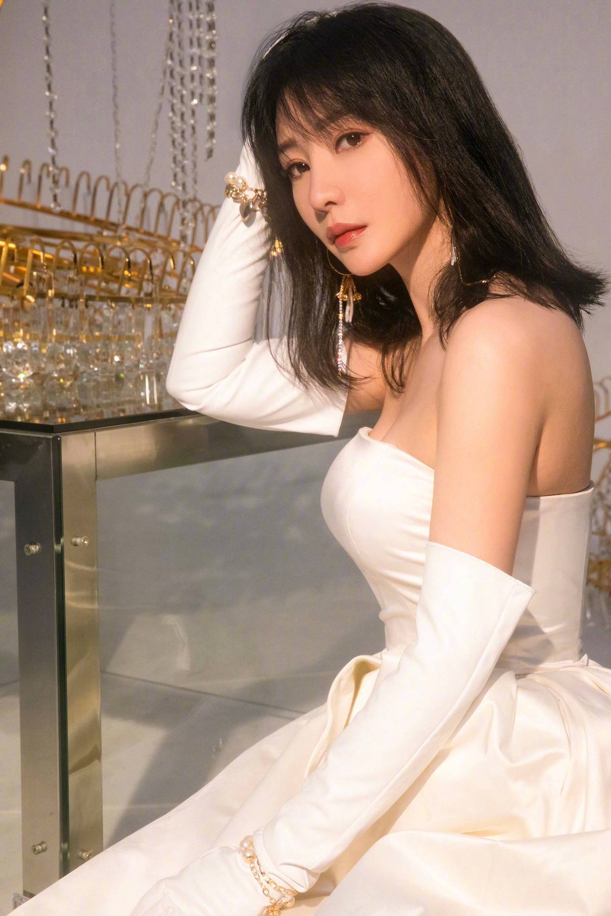 柳岩晒婚纱造型穿复古礼裙身材曲线超完美40岁仍是满满少女感