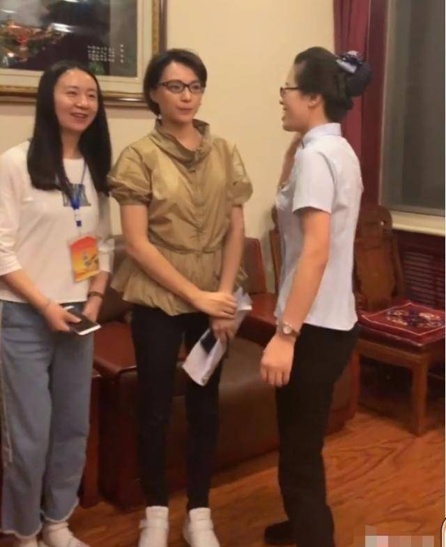 黑色|董卿的气质跟容貌无关，老了眼角纹很明显，但仍然自信漂亮
