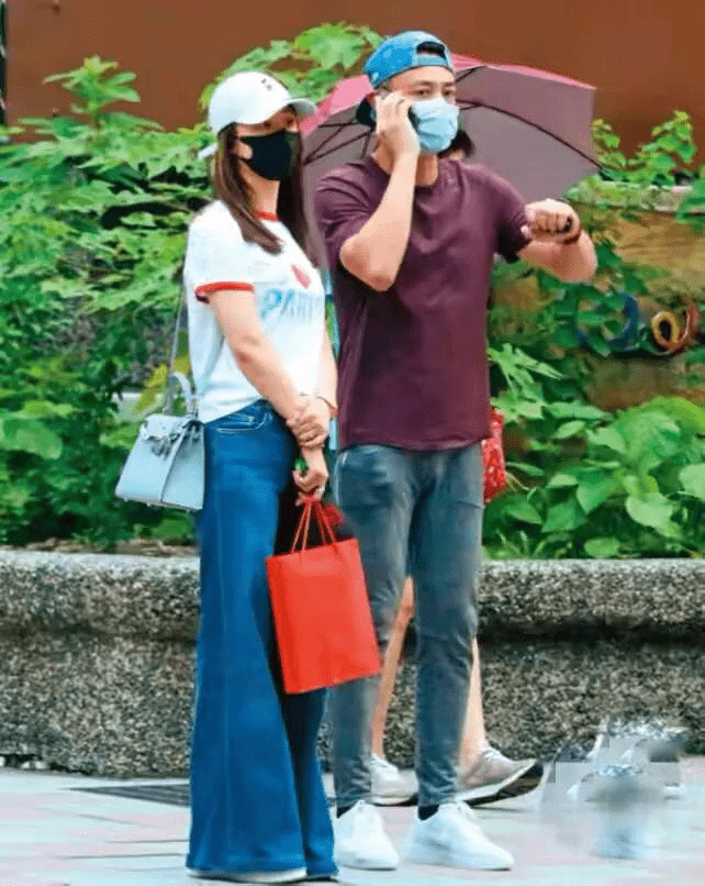 霍建华|霍建华陪林心如回学校，穿T恤像大学生，但皮肤蜡黄干巴巴的！