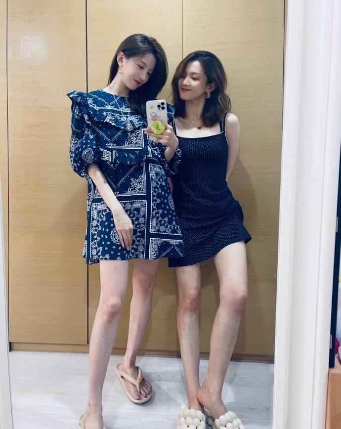 视觉|合影要远离陈小纭，她和闺蜜都穿短裙同框，腿细且长抢走太多目光