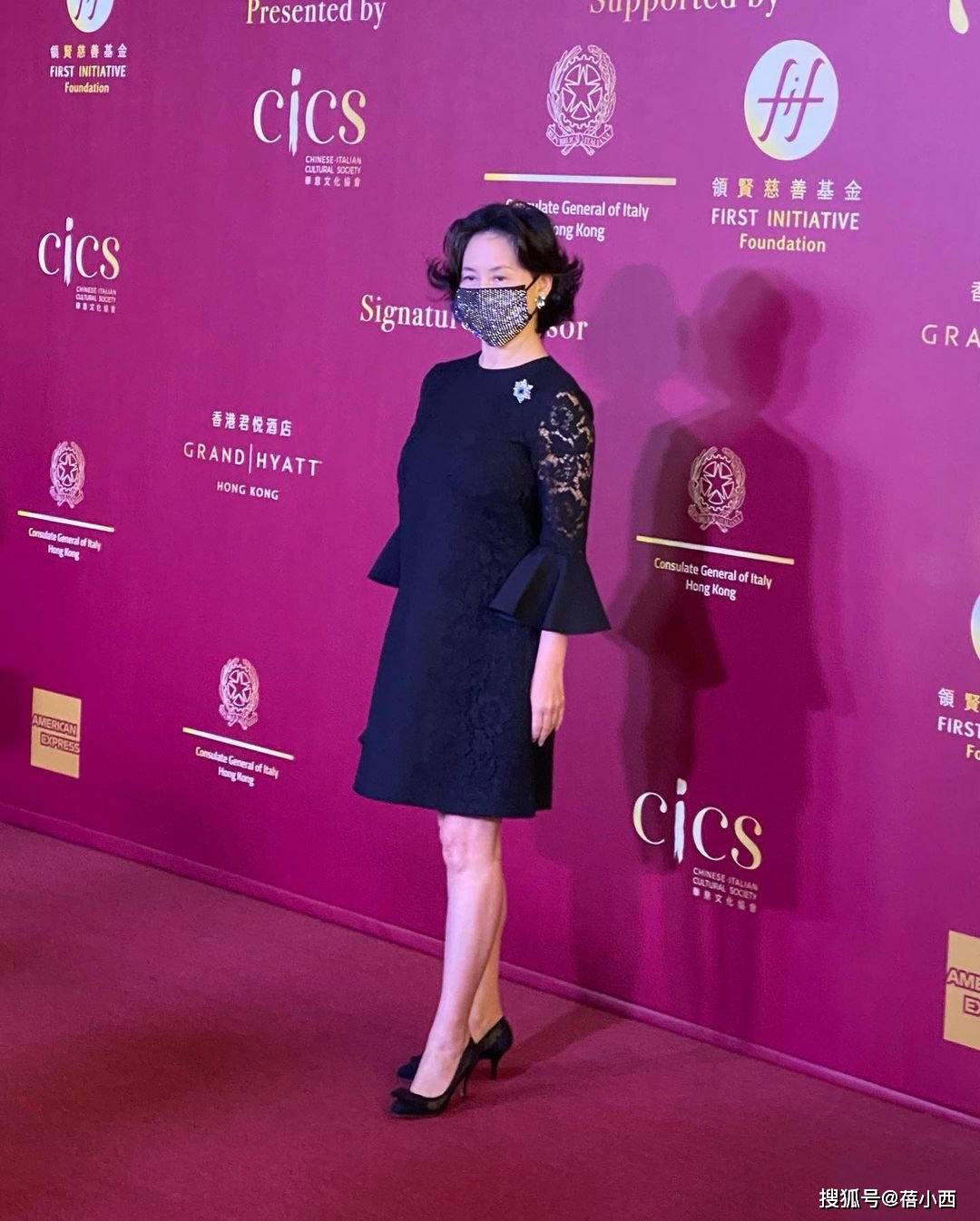 黑色|何超琼的“女掌门气质”太高级，穿一袭小黑裙，也能惊艳又气派