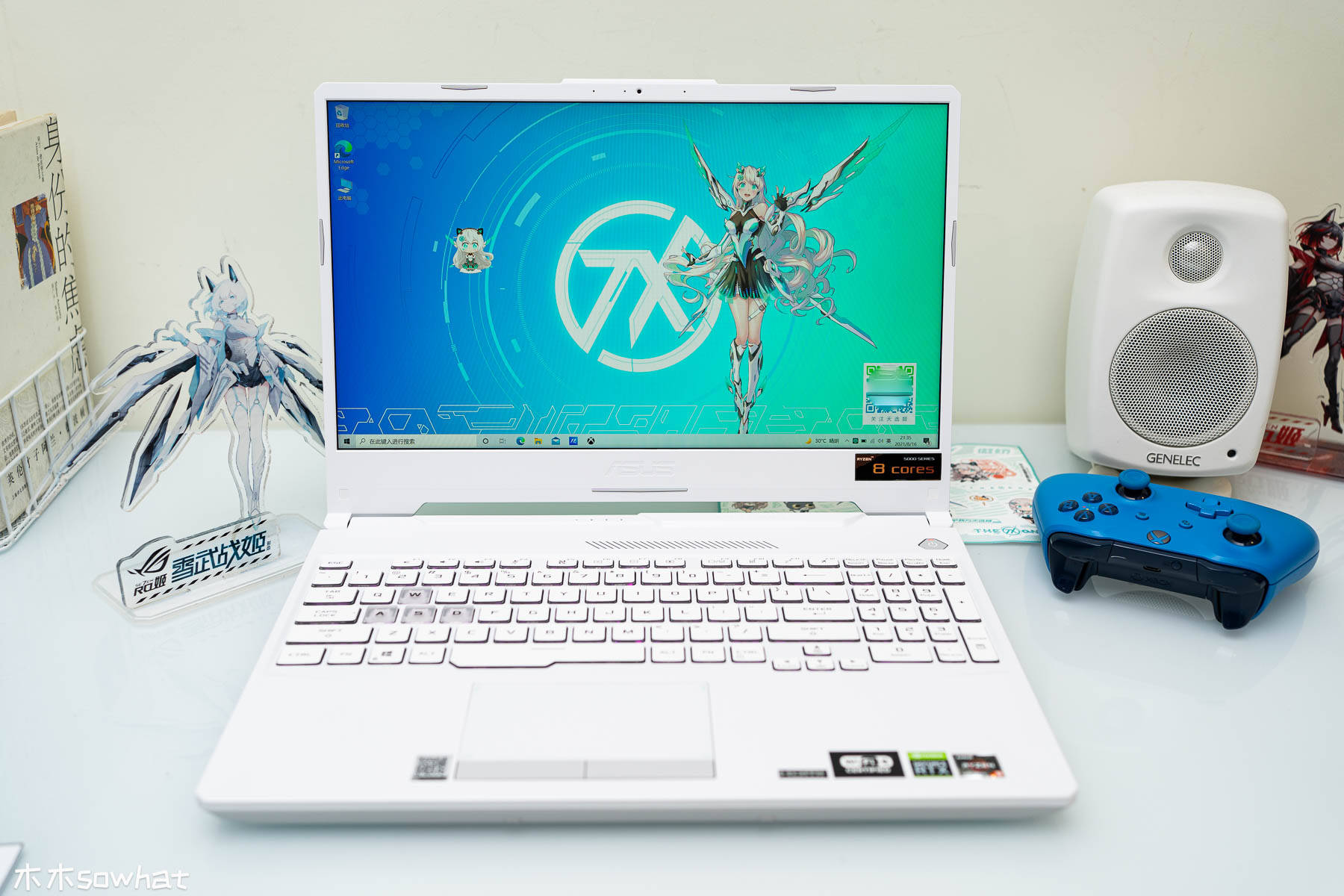 掀开顶盖,映入眼帘的是纯白色的机身,和屏幕上的天选姬,笔记本的b,c,d