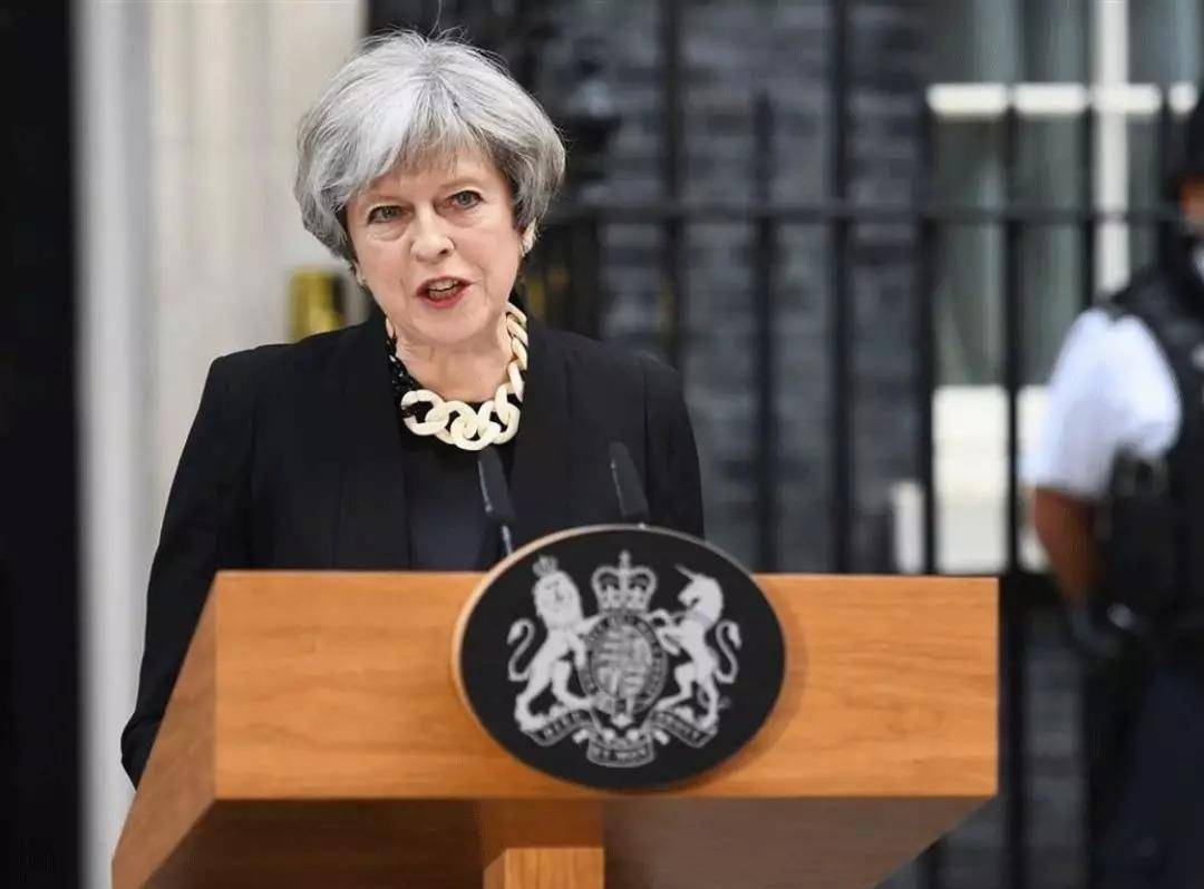 Bennett|穿着豹纹当首相，就算60岁也要画最美的妆，穿最美的衣服