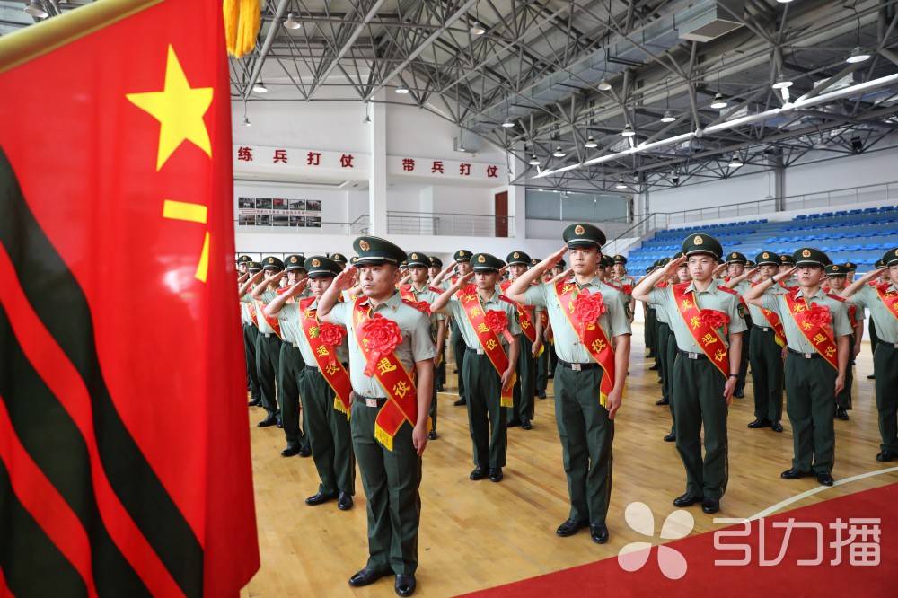 面對著軍旗和陪伴自己整個軍旅生涯的帽徽,領花,胸標,肩章,臂章,一