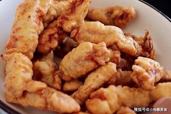 【食材】:五花肉,薑片,蔥段,麵粉,澱粉,雞蛋,食用油等.