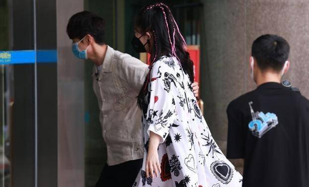 女生|谢娜二胎后复出状态不错，穿宽松泡泡袖挡肉有心机，麻花辫是亮点