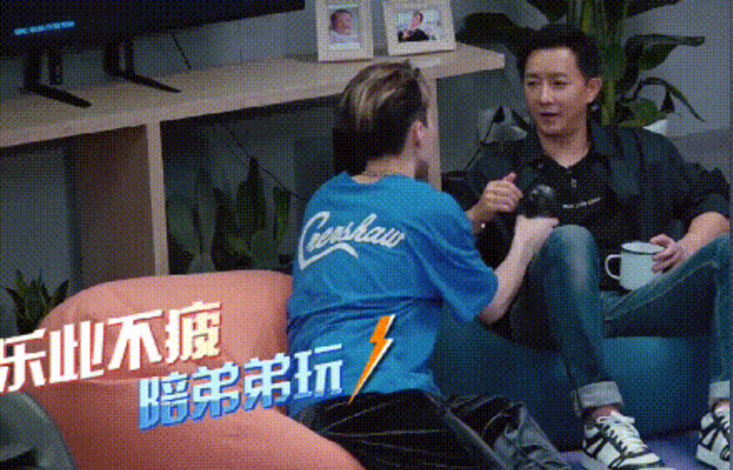 胸骨|刘宪华韩式综艺感又过头,拿筋膜枪怼韩庚太危险,节目组都慌了