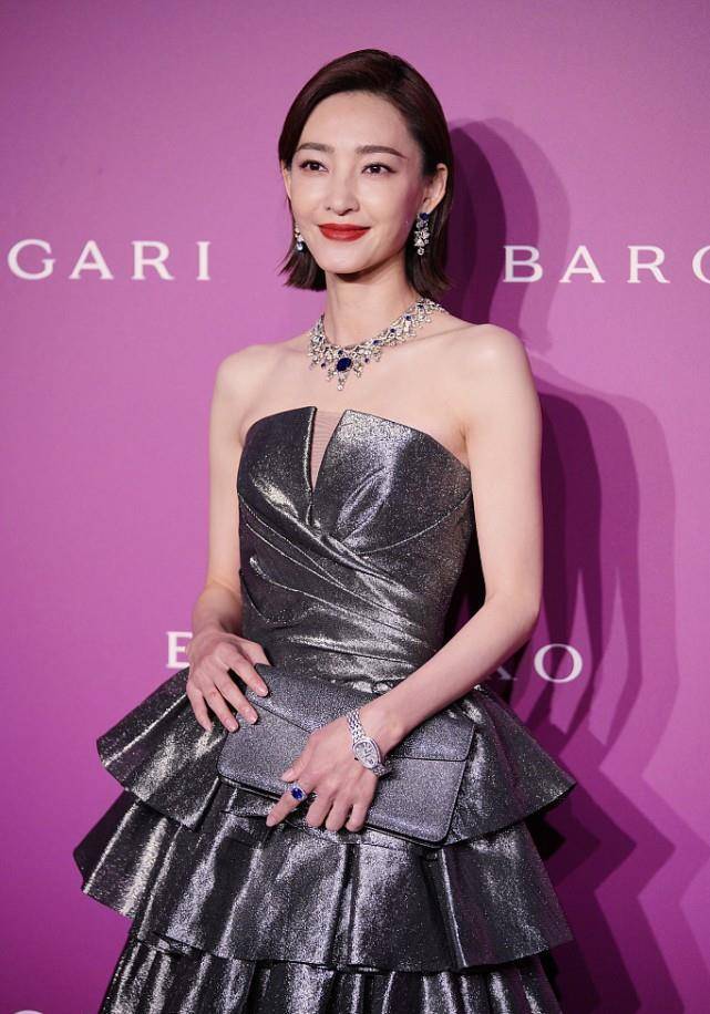 身材|“素颜女神”王丽坤好惊艳！身穿“累赘”裙，也丝毫不影响美感