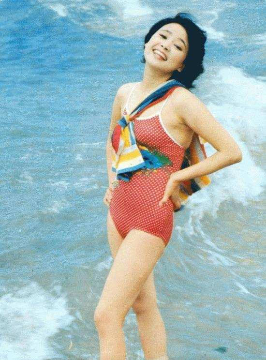 可以将|64岁张瑜老得真优雅，穿波点套装端庄又减龄，奶奶辈照穿好美