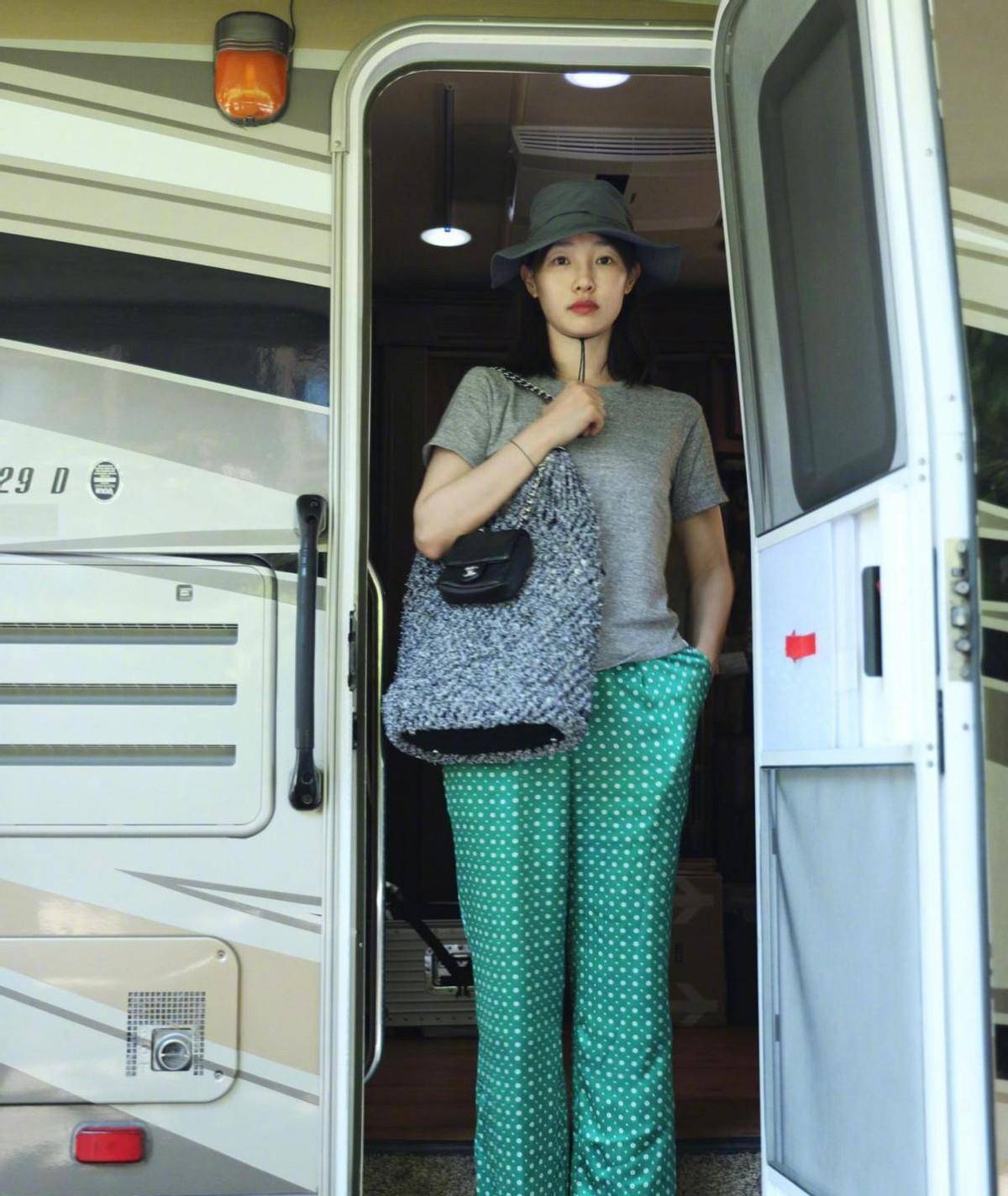 魅力|白百何晋升“穿搭博主”，穿一身红成熟有魅力，自信的笑容真美