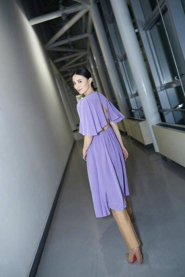 宋佳|宋佳还是挺保守的,穿高开叉裙子还特意加条裤子,依然很有女人味