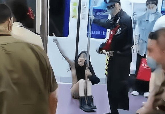 西安地铁被拖拽女子图片