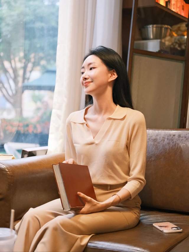 显得|这才是真正时髦又实用的穿搭,时尚又保暖,怎样都很美