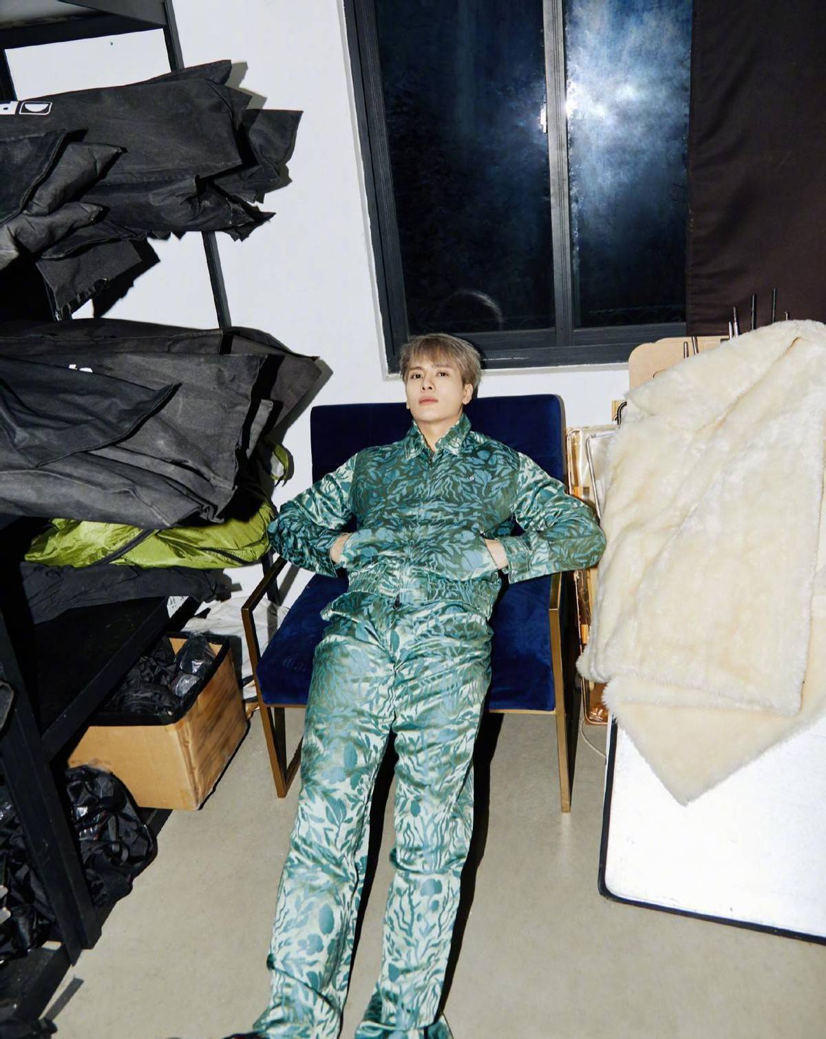 个性|王嘉尔穿搭太有个性,一身绿还能穿出时尚高级范,不土反而挺洋气