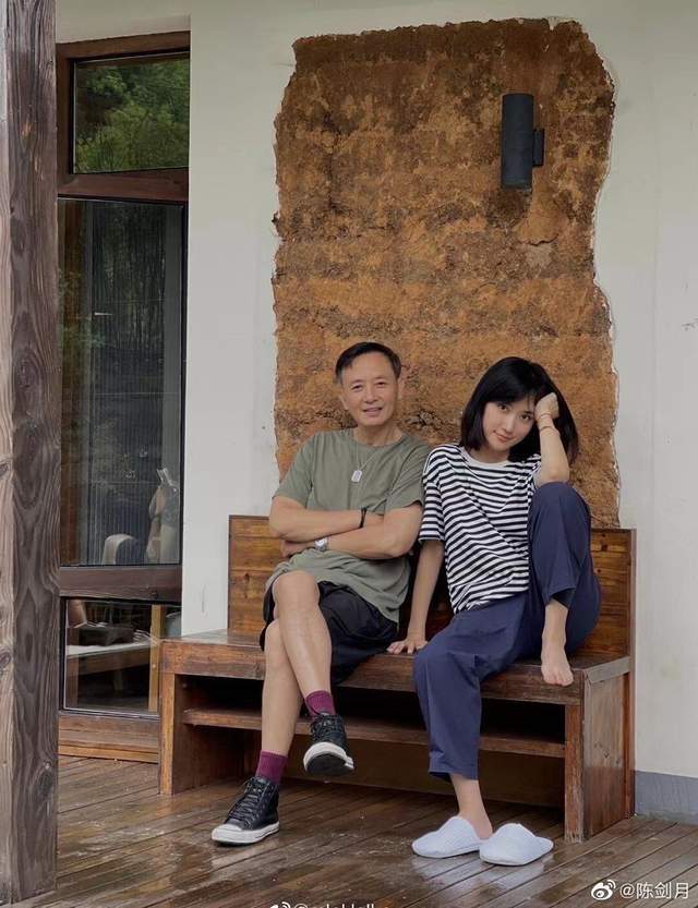 原创香菱陈剑月罕晒照,手戴鸽子蛋钻戒太抢镜,与侯长荣恩爱35年