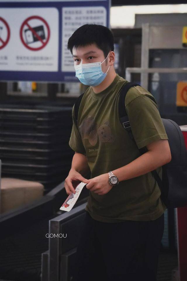 标杆|体育圈时尚标杆！樊振东现身机场行头穿搭超10万，酷爱高奢单品