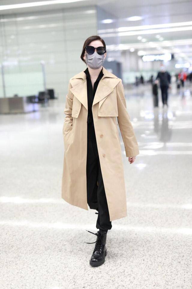 显示|佘诗曼的气质感一般人学不来，卡其色大衣端庄稳重，简约优雅