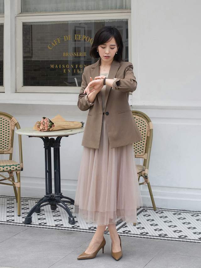 感觉|“西装外套+牛仔裤”这样穿，内搭衬衫简约又洋气，很适合小个子