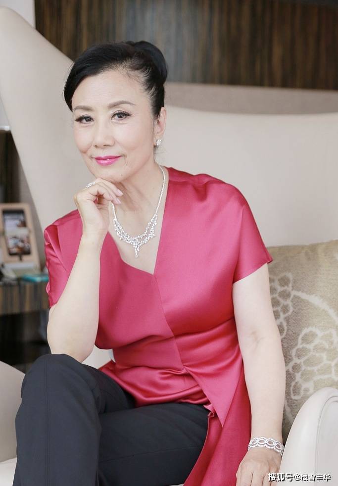 颜色|汪明荃就算老了穿衣也很有格调,拼接上衣配九分裤,高级又显年轻