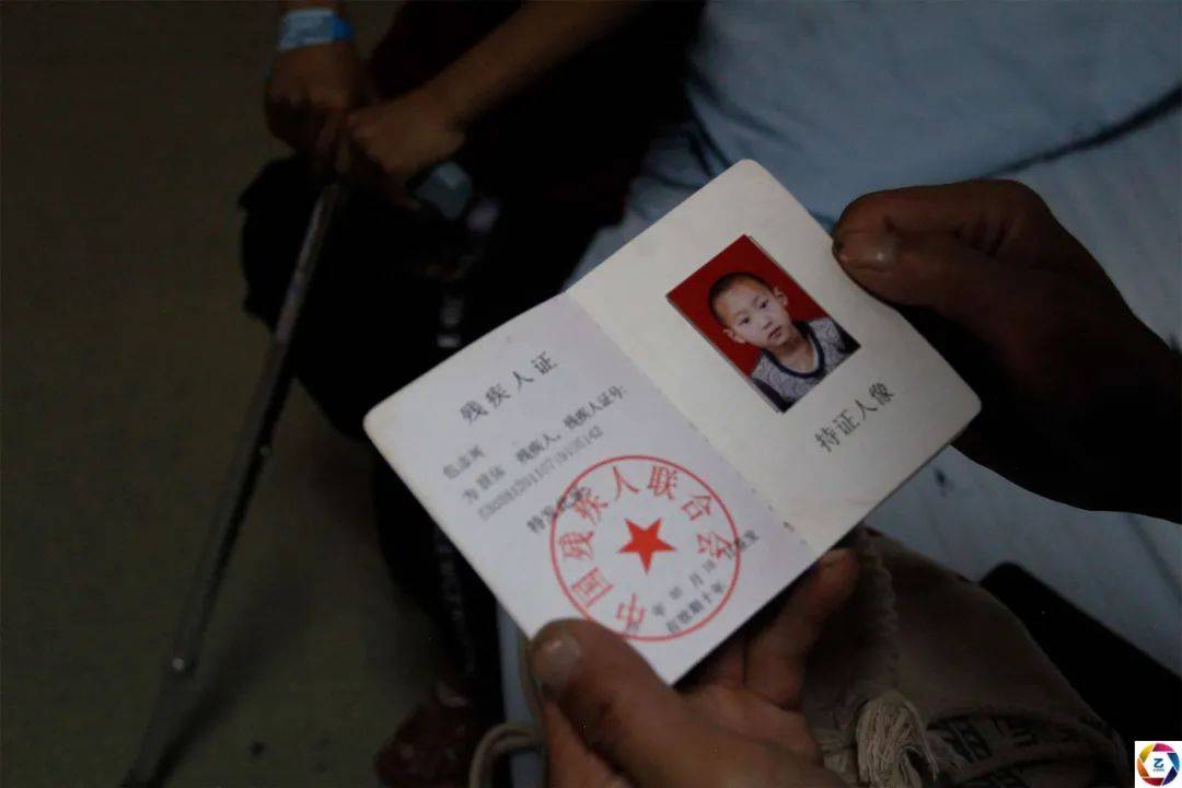 耳聋|男童骨折后不敢说导致残疾，妈妈离去，耳聋爸爸携其求医4年