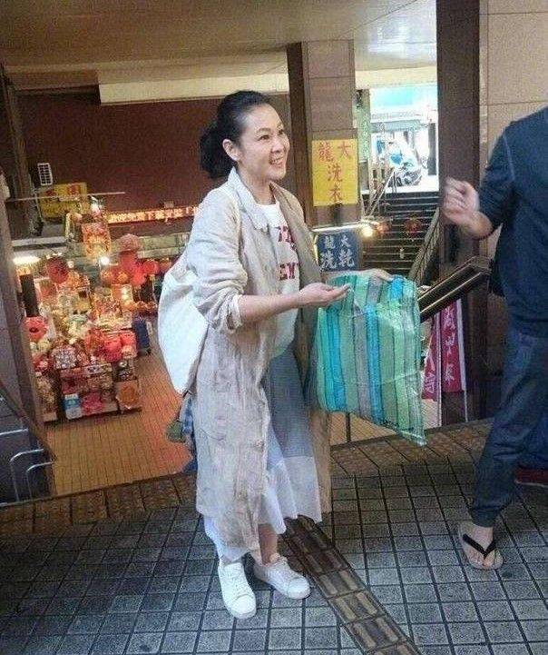黑色|刘若英戴墨镜走机场，皮肤也看得出松弛，但这样自然干净更舒服！