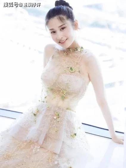 钢琴|颖儿气质惊艳美极了，38岁张萌够自信，穿“无痕裙”秀S曲线！
