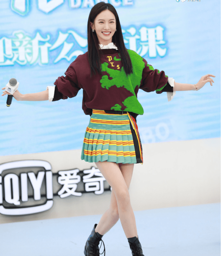 视觉|金晨穿得可真像00后，虽然这裙子看着有点短，但是真显腿长