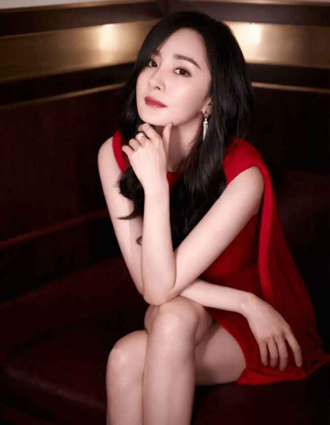 黑色|辣妈杨幂，身材一绝，少女感十足