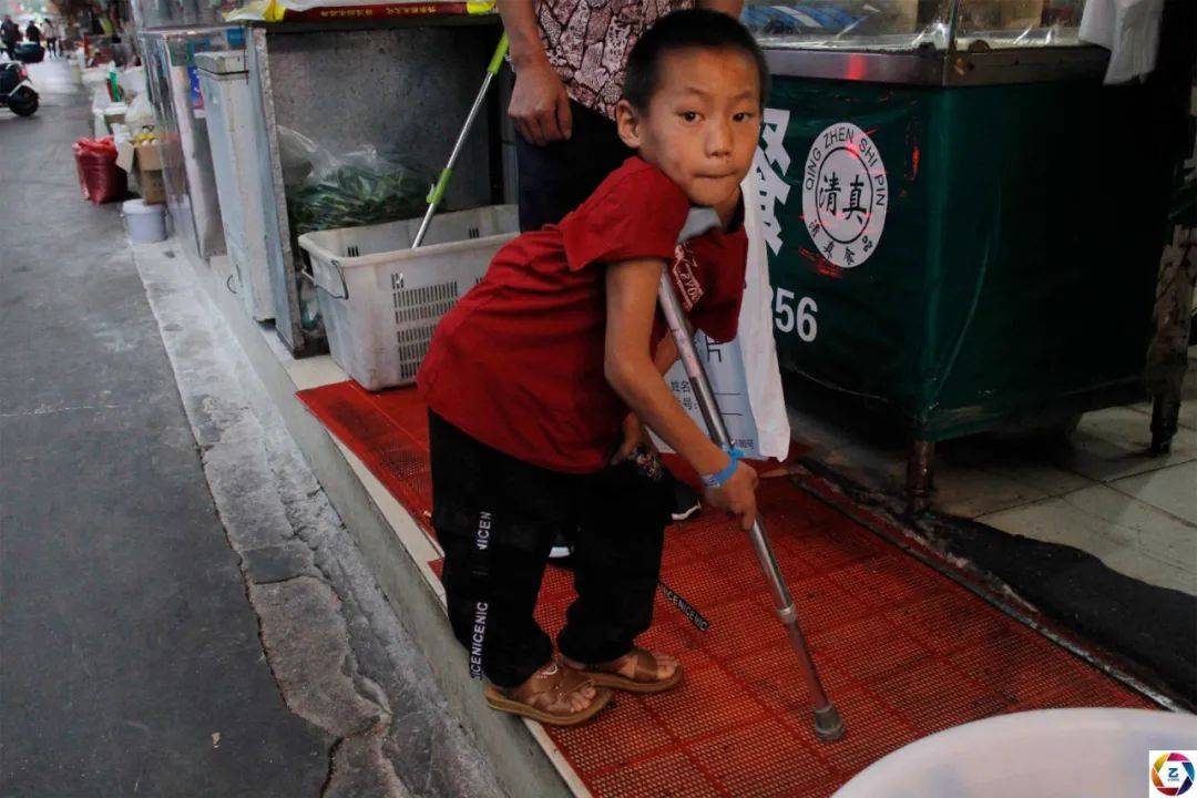 耳聋|男童骨折后不敢说导致残疾，妈妈离去，耳聋爸爸携其求医4年