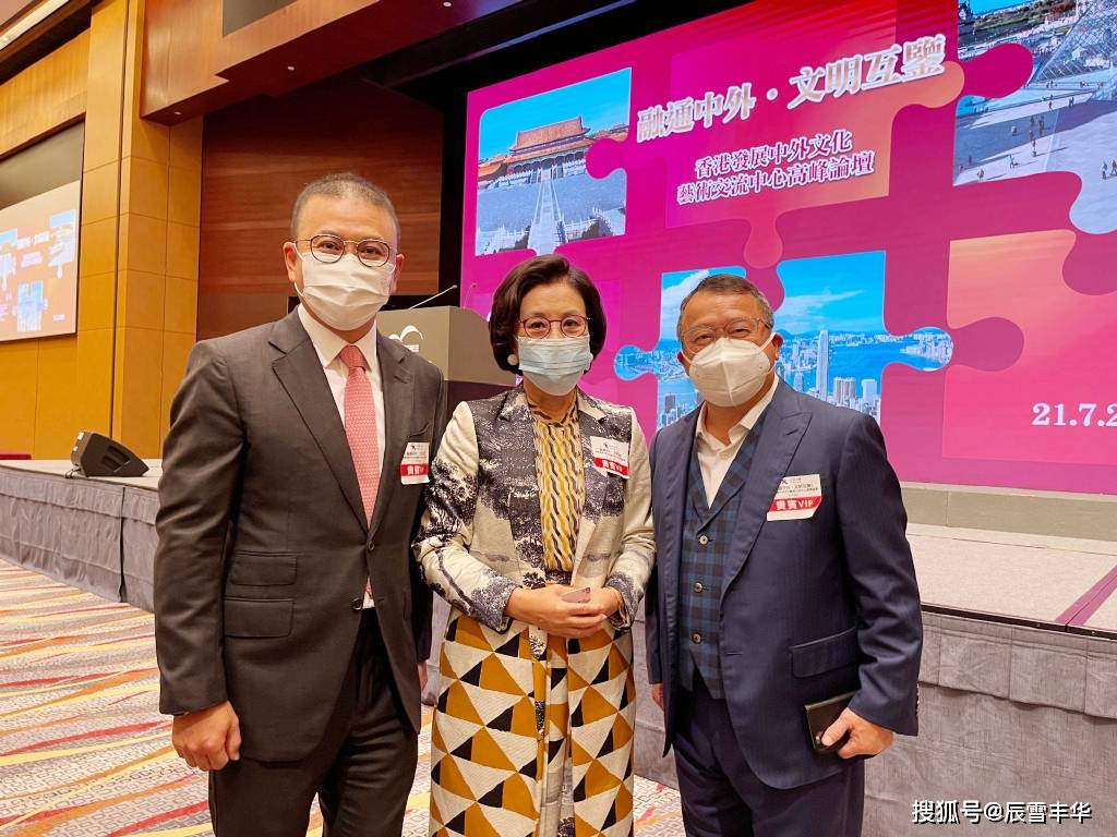 颜色|汪明荃就算老了穿衣也很有格调,拼接上衣配九分裤,高级又显年轻