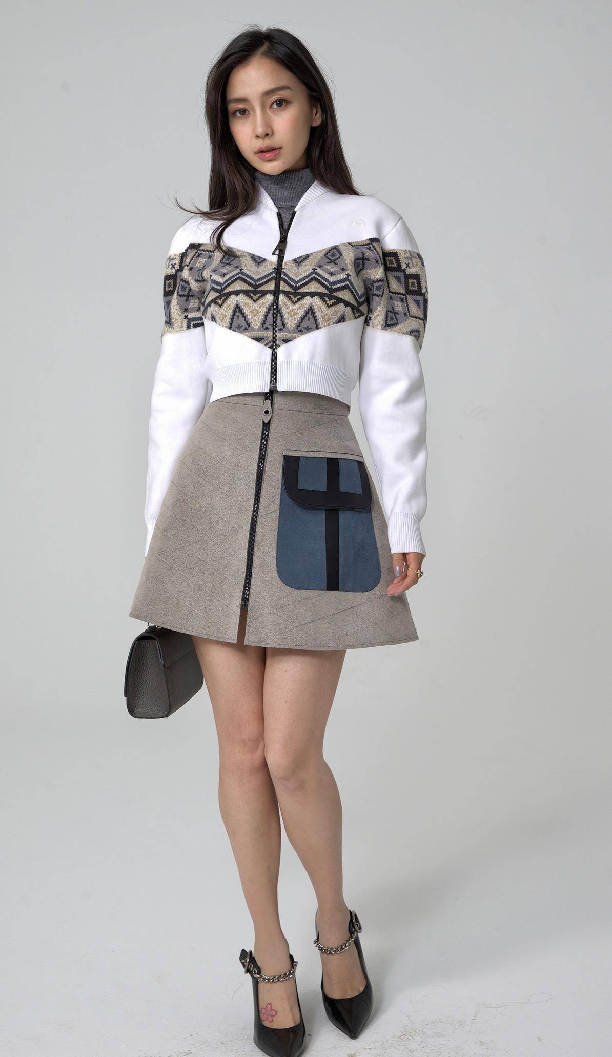 短裙|做明星也不容易，杨颖拍写真能看到满眼血丝，穿名牌服装都没精神