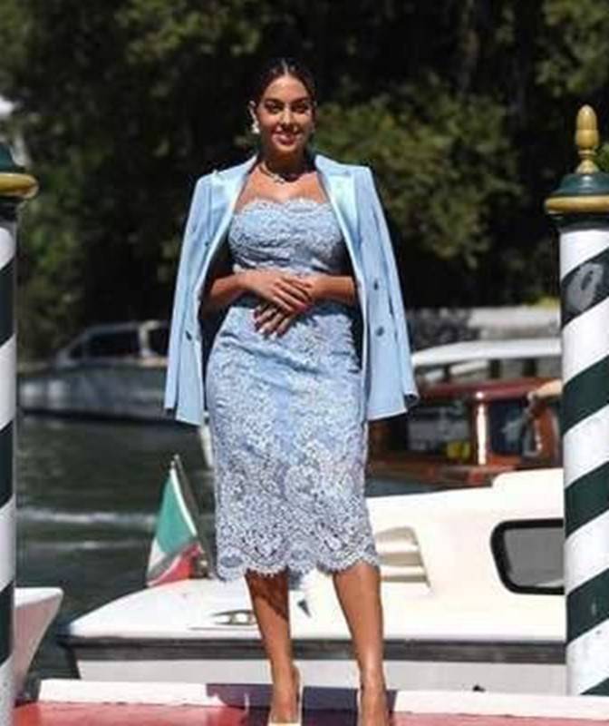 女友|C罗女友凭“梨形身材”闪耀红毯,昔日柜姐彻底逆袭成时尚女王