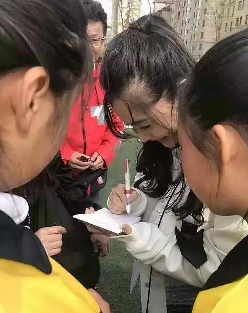 两回事|8位大脑门也好看的女星，秃头和大额头是两回事，还能美得有特色