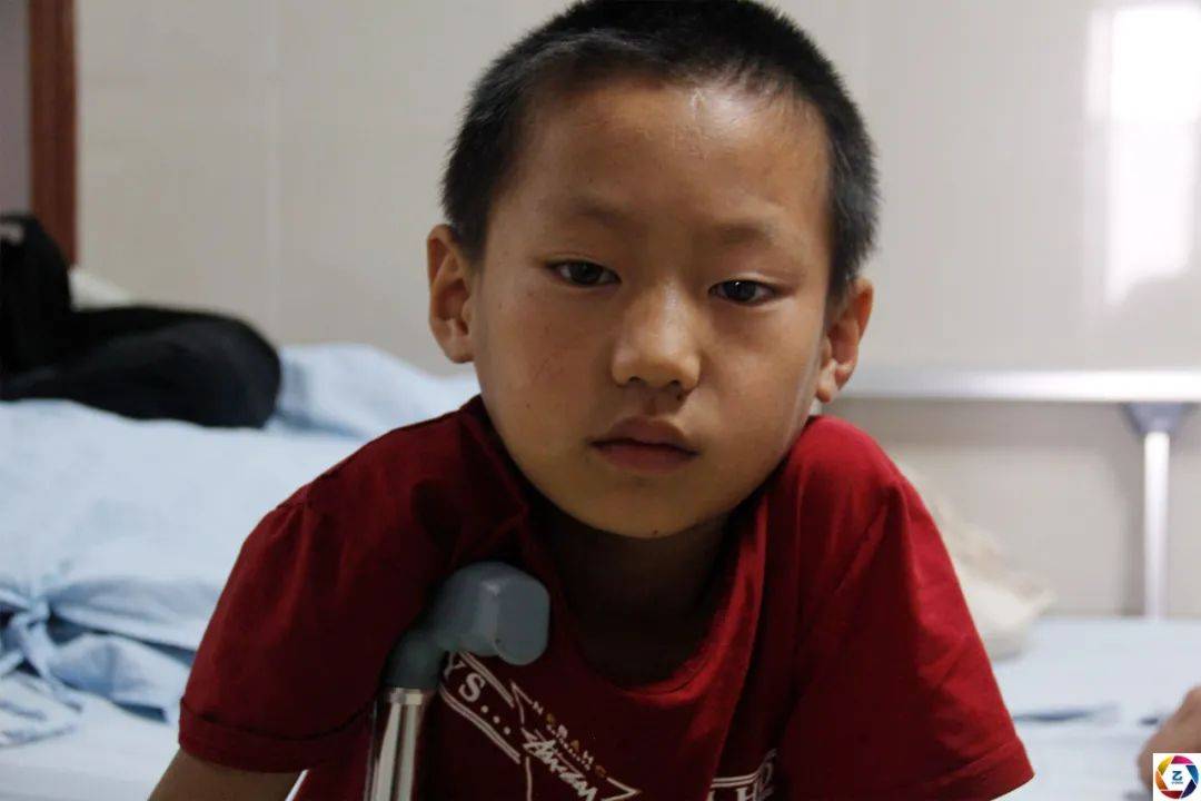 耳聋|男童骨折后不敢说导致残疾，妈妈离去，耳聋爸爸携其求医4年