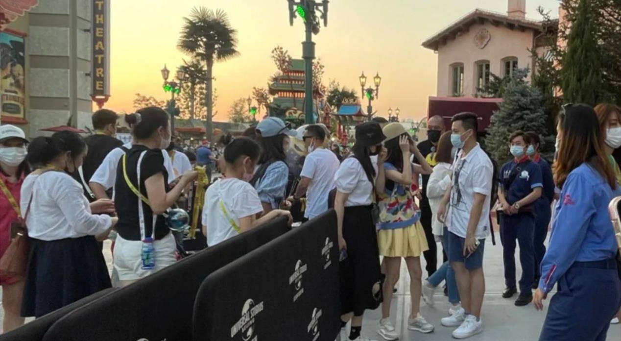 短裙|佟丽娅逛游乐园，穿无袖背心配短裙快瘦成麻杆，腿还没助理胳膊粗