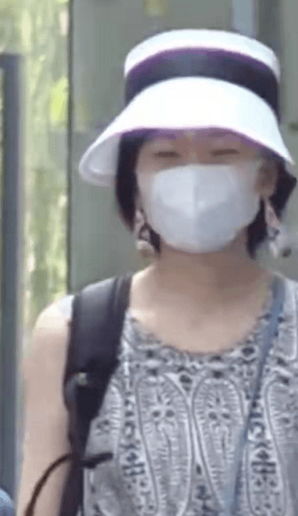 贵妇|韩寒一家三口亮相!娇妻贵妇穿搭超有范,女儿罕见露正脸美貌吸睛