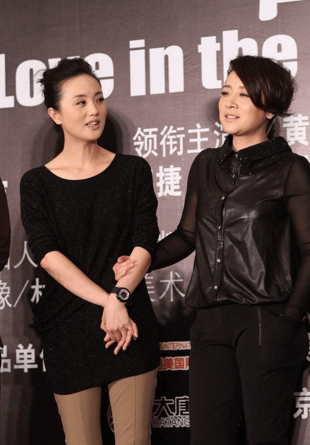 黑色|陈小艺穿搭最不做作,黑色上衣配长裤,有身材却不喜欢秀出来