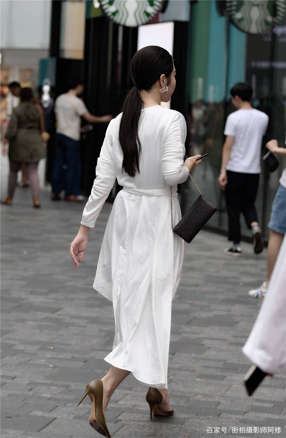 褐色|褐色尖头细跟鞋,搭配白色连衣长裙,穿出仙女风
