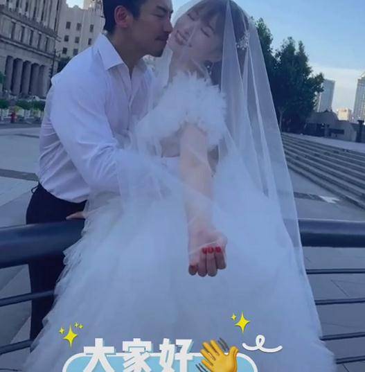 婚纱照|主持人万蒂妮和老公在外滩拍婚纱照，俩人准备要二胎前的留念