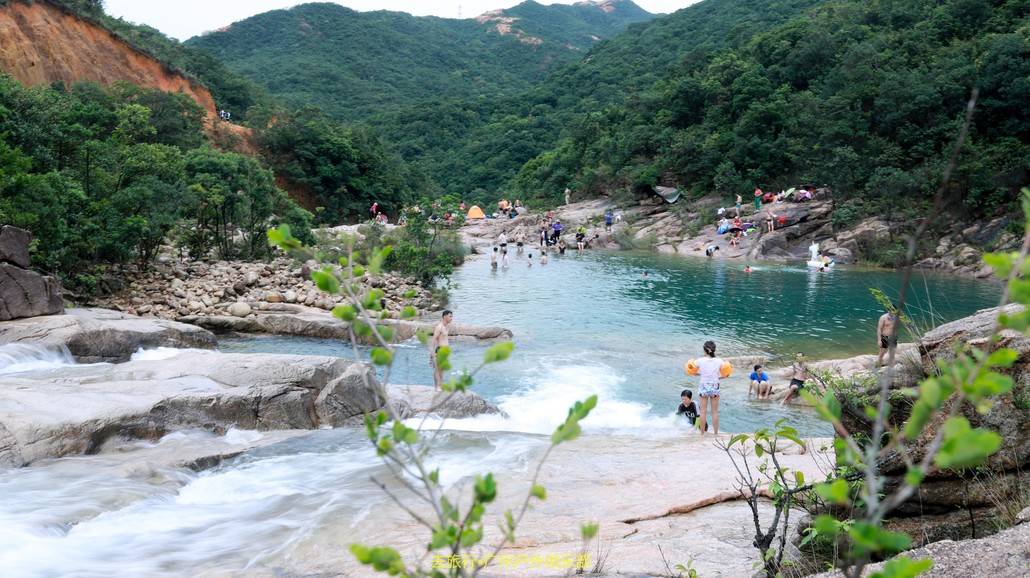 台山大坑水庫這塊船形石,憑藉其懸空的神奇和絕佳的背景,讓它成為涼帽