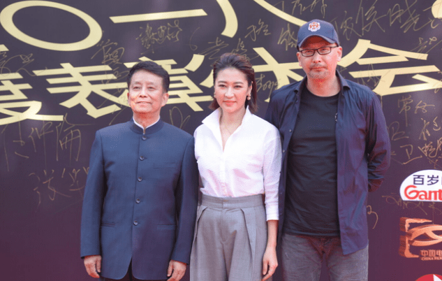 感觉|管虎生活中太低调了，走在机场穿搭就像普通人，完全不像大导演