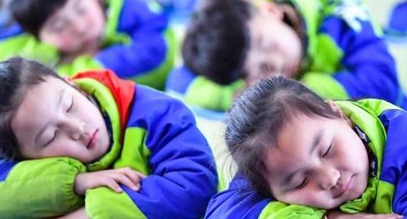 同学|“贪睡宝宝”午睡赖床，老师同学轮番上阵叫起床，网友：有排面