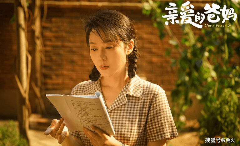 京剧|50岁闫妮素颜照罕曝光！眼窝凹陷头发泛白，穿居家服仍难掩风情